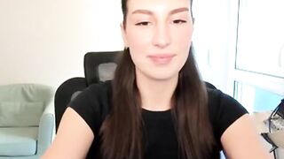 nadiaa19 creamy webcam model