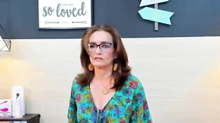 vickymature sophisticated presence dazzles viewers