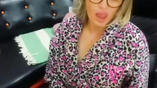 lisa-rios- dazzling model charms viewers